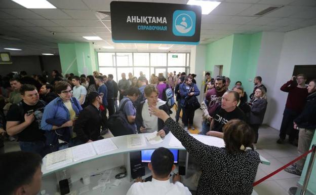 Ciudadanos rusos huidos a Kazajistán para escapar de la movilización parcial decretada por Putin hacen cola en un centro de Almaty para recibir un documento de residencia temporal. /Pavel Mikheyev / reuters
