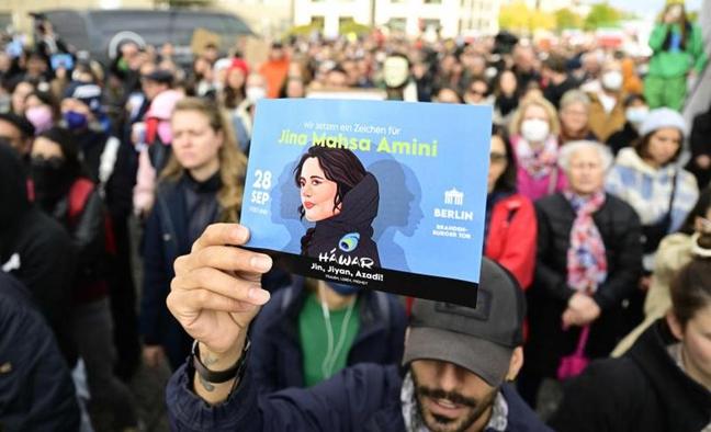 Manifestación en Berlín este miércoles para condenar la muerte de Mahsa Amini./afp