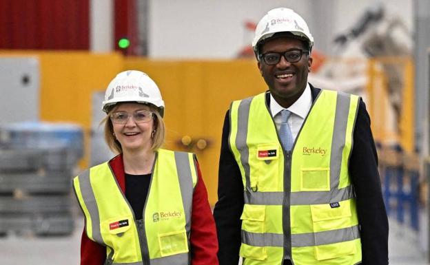 La primera ministra británica, Liz Truss, y el ministro de Hacienda, Kwasi Kwarteng, este miércoles durante una visita a una fábrica en Northfleet.