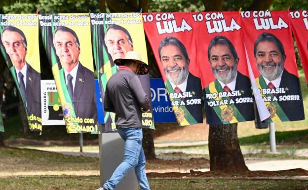 Propaganda electoral de Bolsonaro y Lula en una calle de Brasilia.