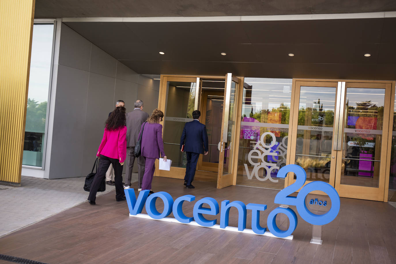 Invitados al foro acceden a la sede de Vocento, en Madrid. 