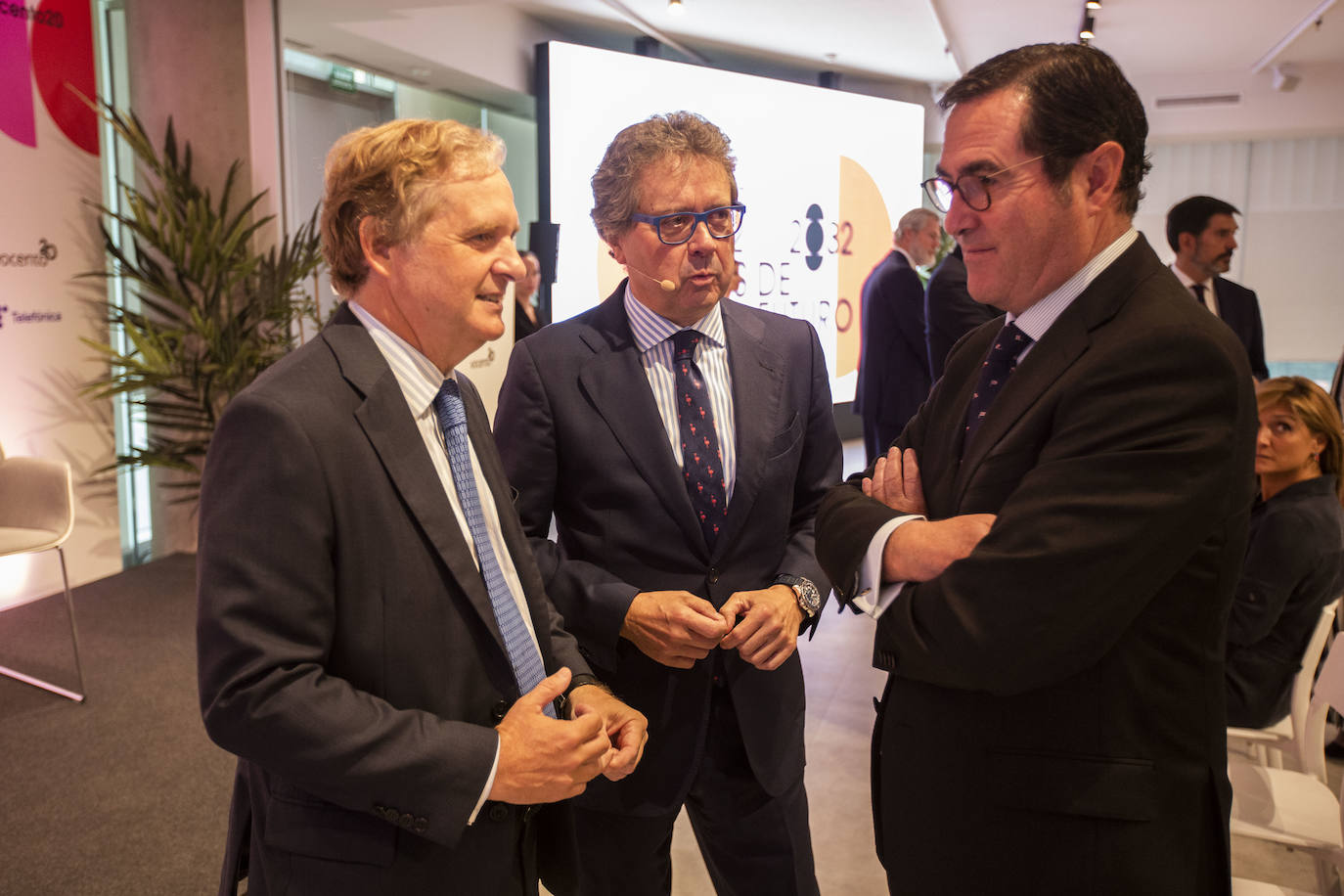 El presidente de Vocento, Ignacio Ybarra (izq.), junto a Antonio Garamendi, presidente de la CEOE (drcha.), y Manuel Álvarez, corresponsal económico de El Correo. 