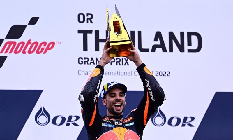 Oliveira celebra su triunfo sobre el podio en Tailandia./AFP