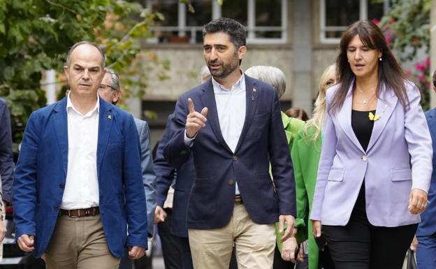 El secretario general de JxCat Jordi Turull y la presidenta del partido, Laura Borràs junto al destituido vicepresidente del Govern, Jordi Puineró./efe