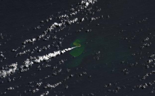 Imagen tomada por un satélite de la isla creada por un volcán en el archipiélago de Tonga. /NASA