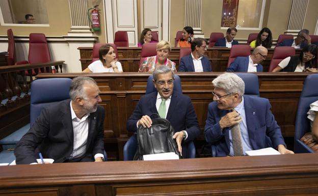 Ángel Víctor Torres, Román Rodríguez y Julio Pérez, en una foto de archivo en el Parlamento. 