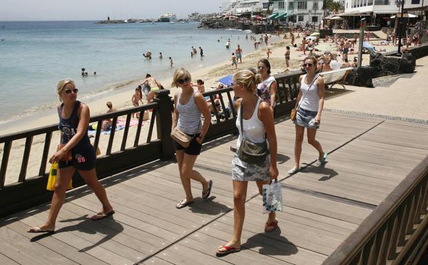 Turistas extranjeras en el sur de Lanzarote, en Playa Blanca. /José luis Carrasco