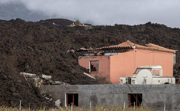 Casa enterrada por el volcán de La Palma. 