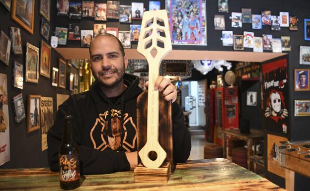 Juan Castro posa con la cerveza 'Pelaso' y con el primer premio recibido en la categoría 'american brown ale'. 