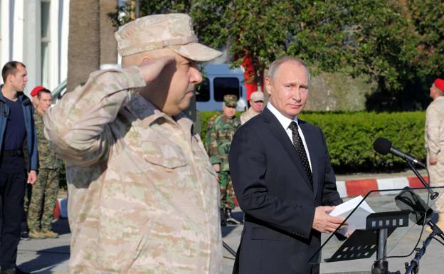 Putin junto a Surovikin en un acto en Siria en 2017./MICHAEL KLIMENTYEV