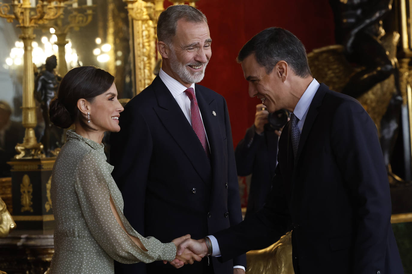 Pedro Sánchez saluda a Reina en presencia de Felipe VI. 
