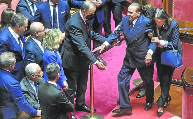 El ex primer ministro italiano Silvio Berlusconi, con evidentes dificultades de movilidad, durante la sesión de este jueves en el Senado, a donde regresó nueve años después de ser expulsado.