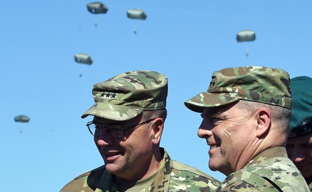 El general Ben Hodges, a la izquierda, convera con su homólogo Mark Milley durante unos ejercicios militares realizados en Polonia en 2018. /