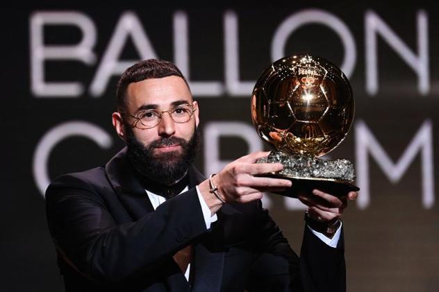Karim Benzema sostiene el Balón de Oro que reconoce al delantero del Real Madrid como el mejor jugador del mundo.