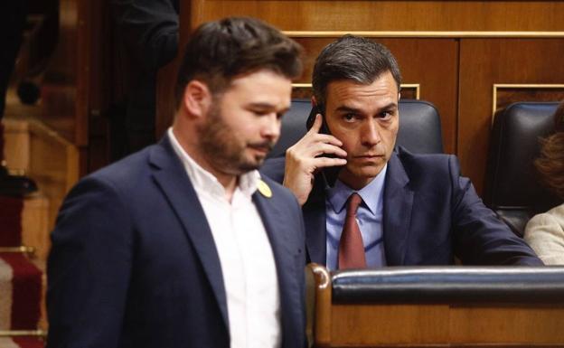 Pedro Sánchez observa al portavoz de Esquerra, Gabriel Rufián, durante un pleno del Congreso de los Diputados./EP