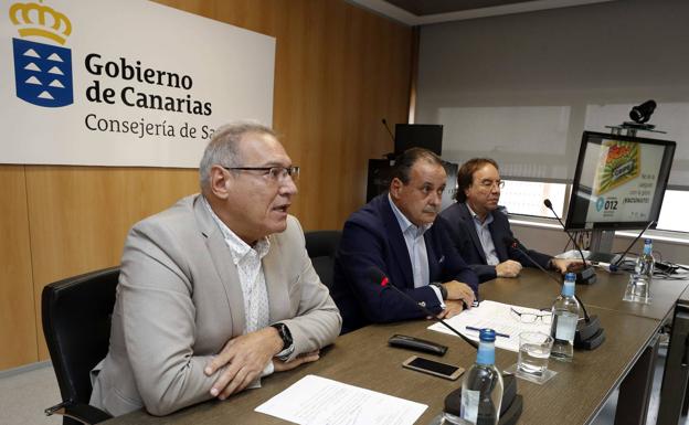 De izquierda a derecha, Alemán, Trujillo y García, en la presentación de la campaña vacunal. /Efe