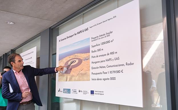 José María Puig, ingeniero de Caminos y director de obra de los proyectos, explica a los políticos los detalles del Canarias Stratoport for HAPS y UAS. 