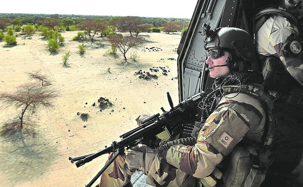 Helicóptero del ejército francés de patrulla por una zona desértica antes de abandonar Malí. 