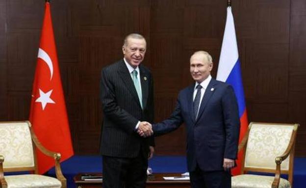 Los presidentes ruso, Vladímir Putin, y turco, Recep Tayyip Erdogan, durante un encuentro en Kazajistán. /REUTERS