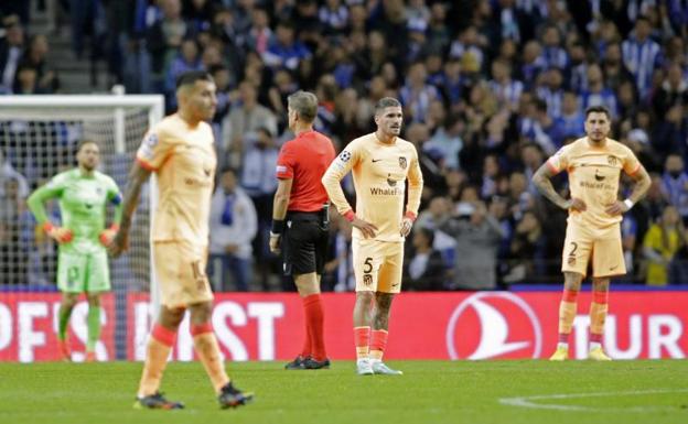 Los futbolistas del Atlético, abatidos tras uno de los goles del Oporto. /Miguel Vidal (Reuters)