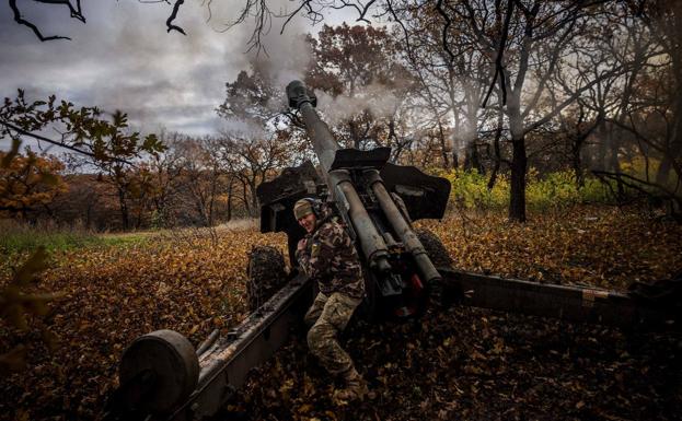 Un artillero ucraniano dispara un cañón-obús de 152 milímetros, también conocido como D-20, cerca de Bajmut, en el frente del Donbás.
