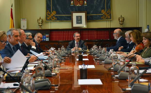 Rafael Mozo preside una reunión del Poder Judicial. 