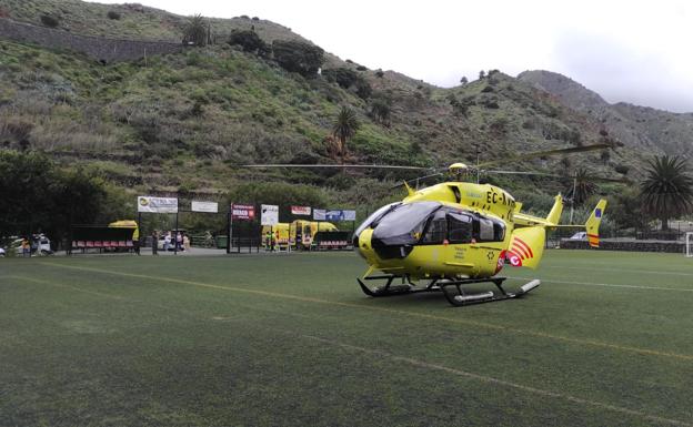 Campo de fútbol de Hermigua, donde el helicóptero tomó tierra antes del traslado al hospital. /C7