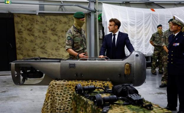 Un soldado habla con el presidente francés, Emmanuel Macron, durante un acto este miércoles en Toulon. 