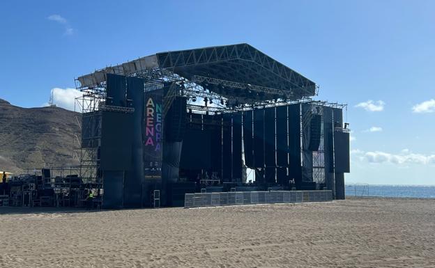 El escenario, que Costas autorizó hace escasos días, luce en la arena de la playa del sur. 