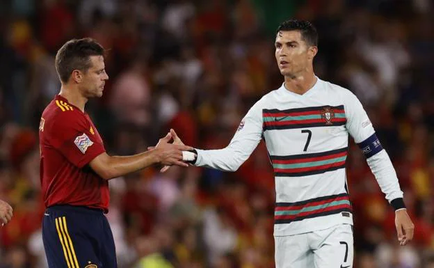 Cristiano Ronaldo saluda a César Azpilicueta en un partido entre Portugal y España. /efe