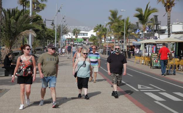 Turistas en Puerto del Carmen, en Lanzarote. 