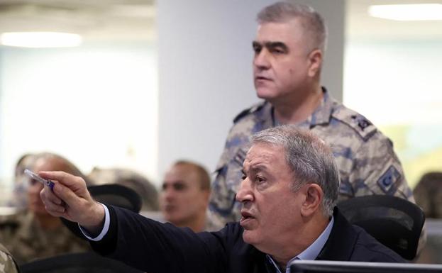 El ministro de Defensa de Turquía, Hulusi Akar, dirige los ataques aéreos sobre zonas del norte de Siria e Irak