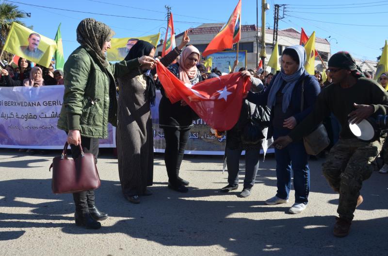 Un grupo de mujeres sirias queman una bandera turca en protesta por los bombardeos del domingo. /EPA/AHMED MARDNLI