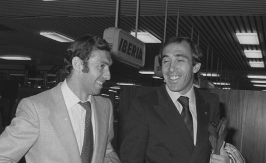Quini (i) y Asensi (d), en abril de 1979 a punto de coger un avión en Barajas para enfrentarse ante Rumanía en la Eurocopa de Naciones./EFE