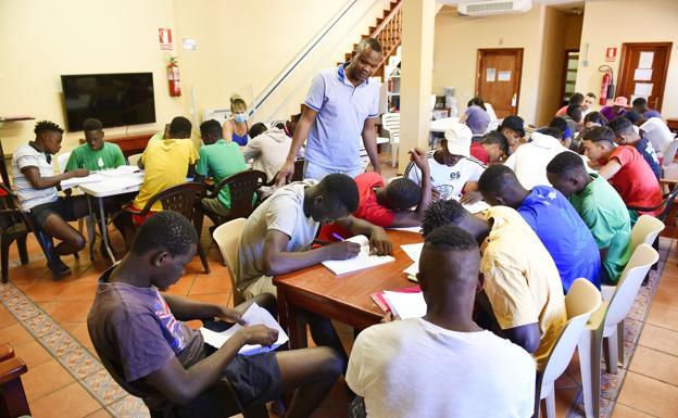 Canarias sigue esperando por el reparto de menores inmigrantes. 