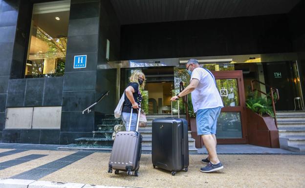 El turismo no cede y la habitación ronda los 100 euros, un 16% más que en 2019