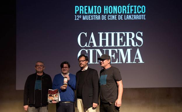 Momento en el que Marcos Uzal recibe el Premio Honorífico de esta 12ª edición de la Muestra de Cine de Lanzarote, una botella de vino de El Grifo de la Vendimia de Invierno. 