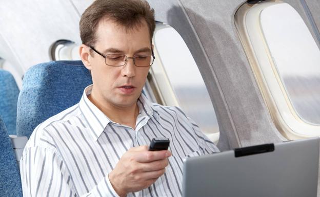 La UE permitirá el acceso a internet a través del móvil durante los vuelos