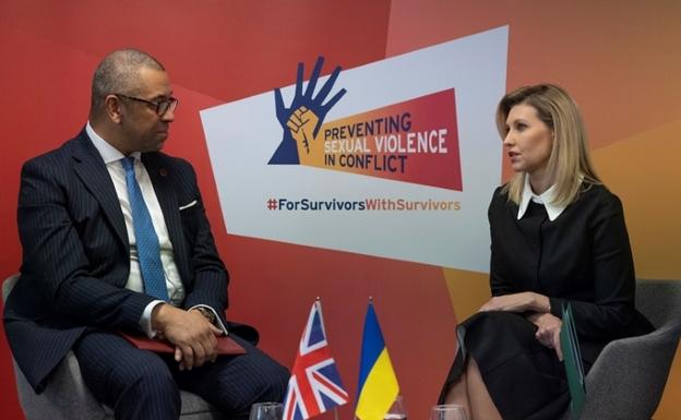 El Secretario de Relaciones Exteriores James Cleverly habla con Olena Zelenska, Primera Dama de Ucrania, en la cumbre de la PSVI. /Gobierno del Reino Unido