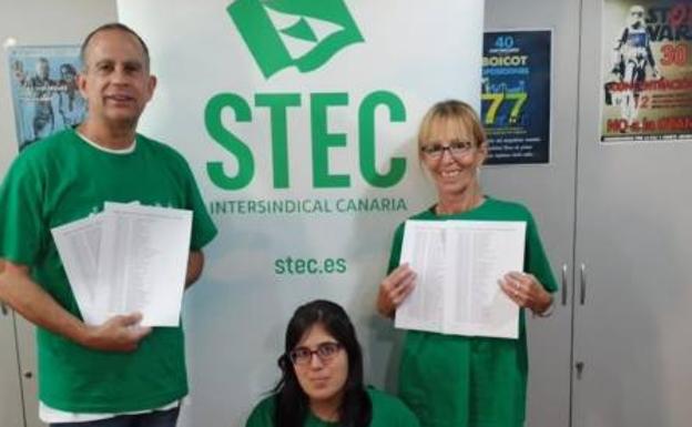Imagen de miembros del STEC con las firmas que han entregado a Educación. 