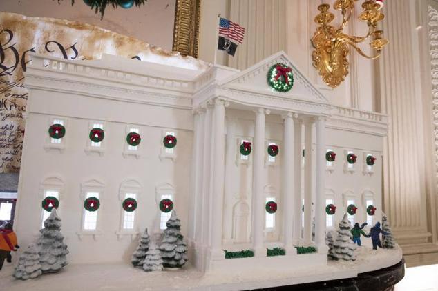 Representación de la Casa Blanca hecha de jengibre. El año pasado, Jill Biden optó por honrar a los trabajadores de primera línea del país y representó un hospital, una estación de policía y una estación de bomberos.