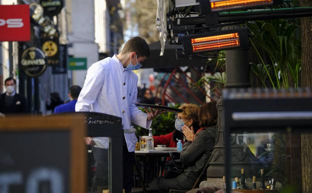 Un camarero en una terraza de Madrid./Óscar Chamorro