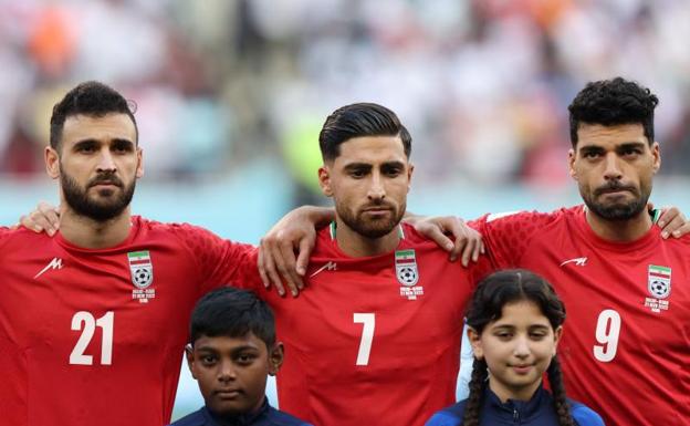 Los iraníes Noorollahi (i), Jahanbakhsh y Taremi (d) no cantan el himno en el partido contra Inglaterra.