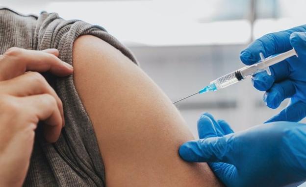 Canarias administra más 165.300 dosis de nuevas vacunas contra covid-19