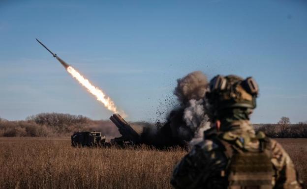 Una batería ucraniana dispara misiles contra las posiciones rusas en Donetsk./Reuters