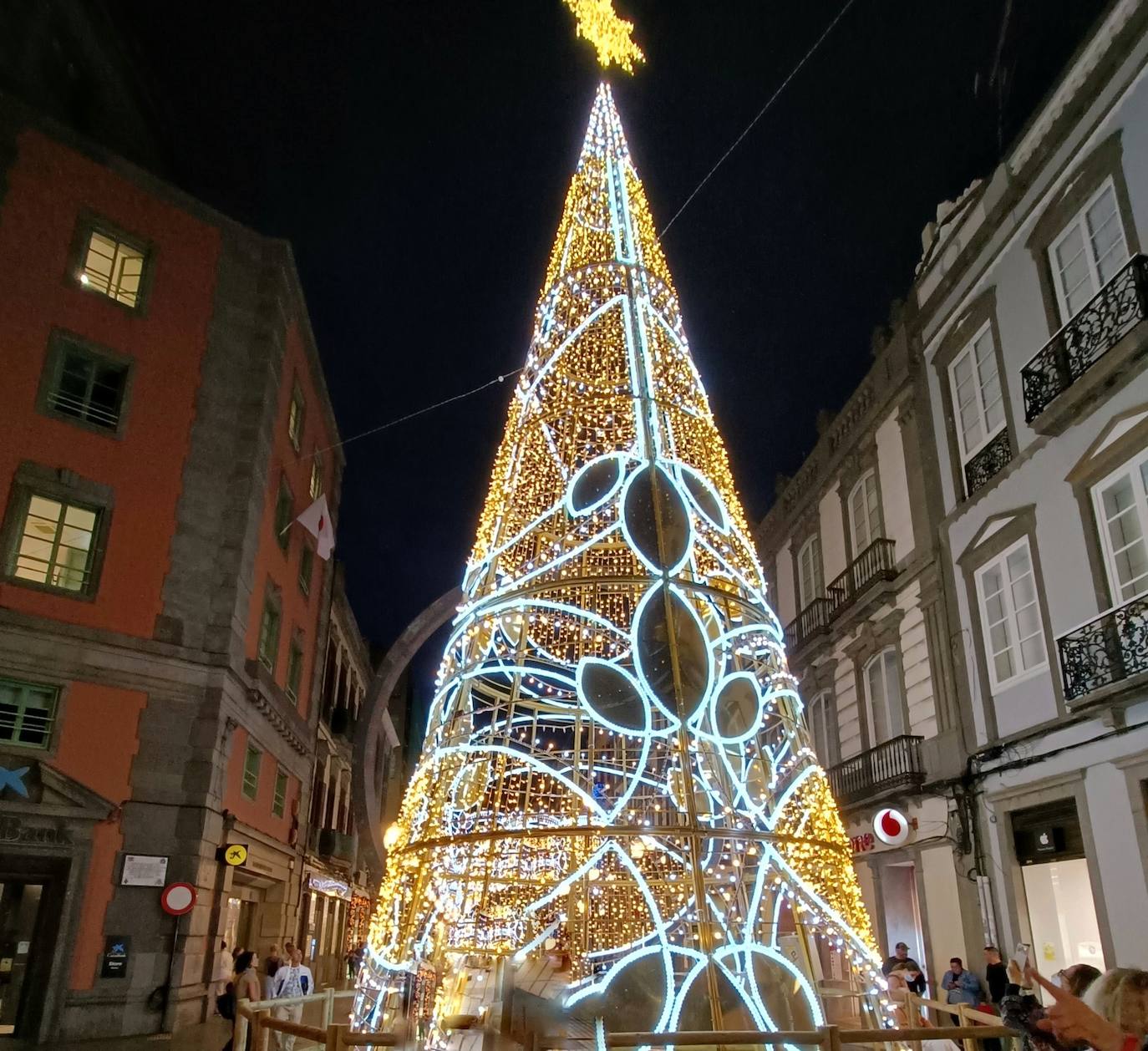 UxGC exige al Ayuntamiento que reubique el árbol de Navidad que tapa la escultura de Chririno