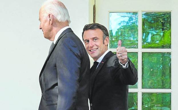 El presidente de EE UU, Joe Biden, y su homólogo francés, Emmanuel Macron, durante su encuentro de ayer en la Casa Blanca. 