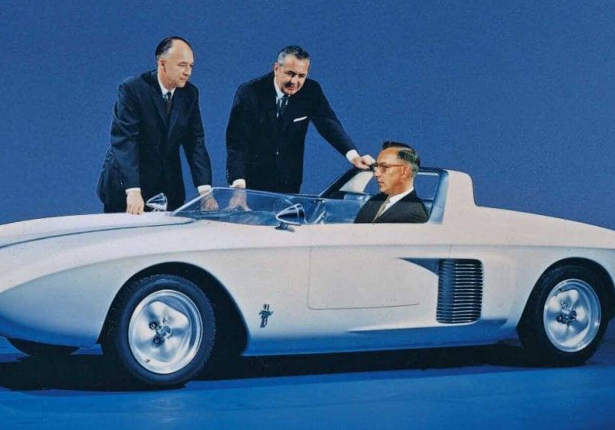 El Mustang Concept 1 (de izquierda a derecha) rodeado por el vicepresidente de ingeniería de Ford, Herb Misch, el jefe de diseño Eugene Bordinat y el ingeniero de chasis Roy/F.M.