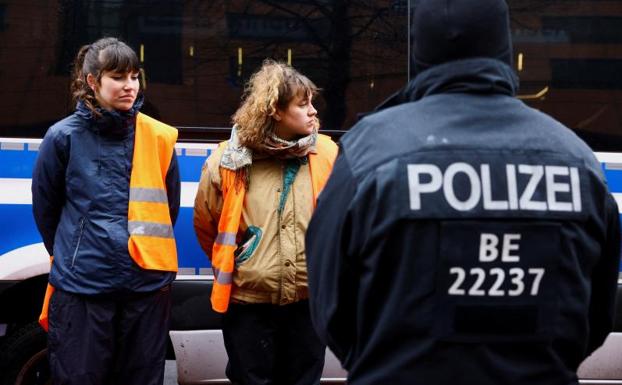 Un agente de policía alemán hace guardia en Berlín. /REUTERS