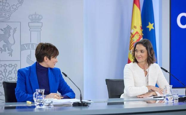 La ministra de Política Territorial y Portavoz del Gobierno, Isabel Rodríguez, y la ministra de Industria, Comercio y Turismo, Reyes Maroto. 